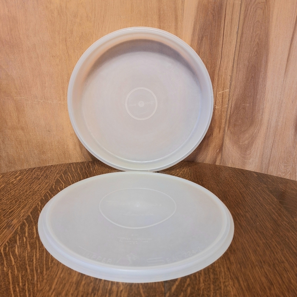 Vintage Tupperware Millionaire Line Round Pie Keeper #224-2 & 242-1